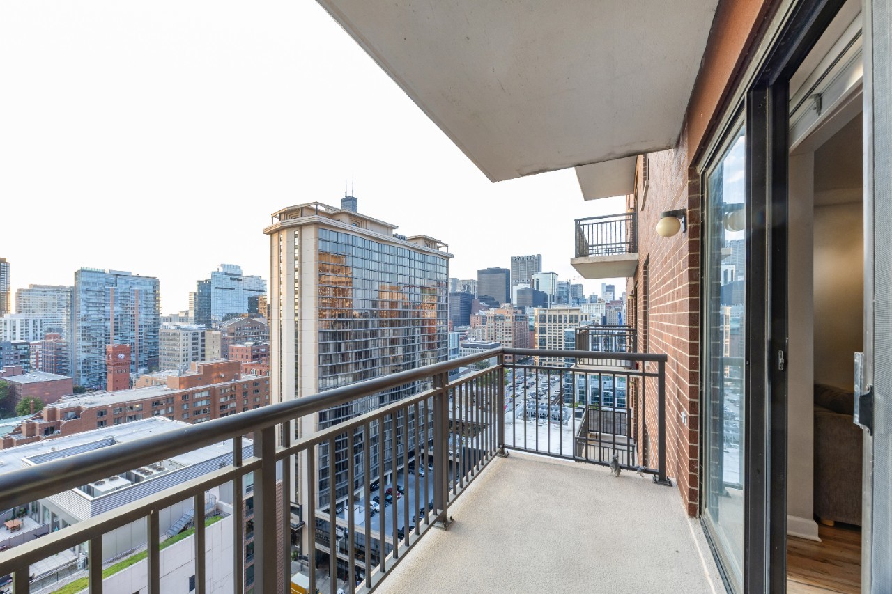 41 East 8th Street, Unit 1805 Chicago, IL 60605 - Photo 21 of 33 a view of city from balcony
