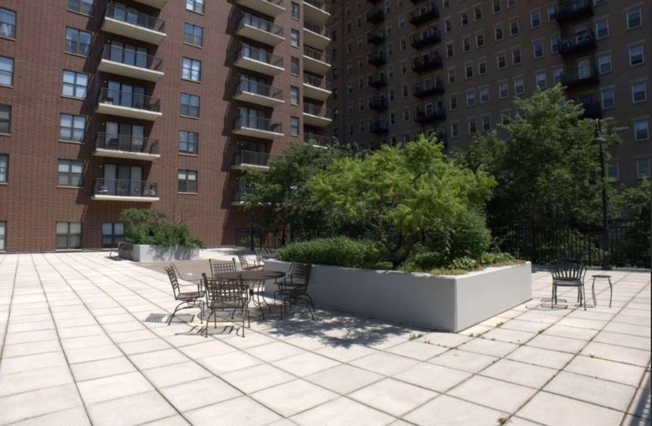 41 East 8th Street, Unit 1805 Chicago, IL 60605 - Photo 31 of 33 a view of a patio with couches and table and chairs