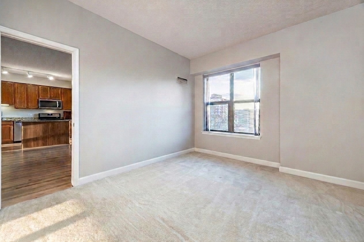 41 East 8th Street, Unit 1805 Chicago, IL 60605 - Photo 10 of 33 a view of an empty room with a window