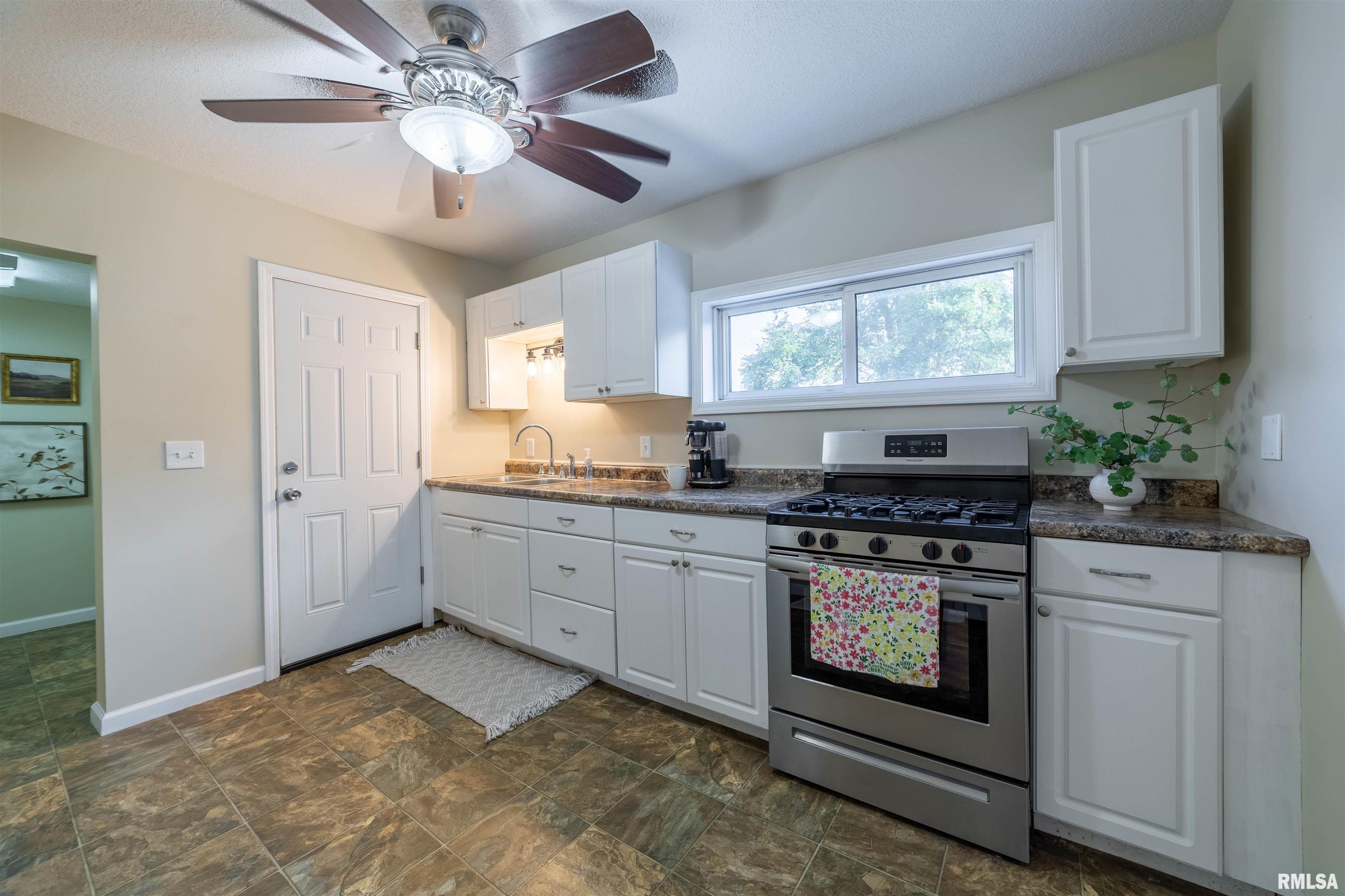 325 East Columbus Street Columbus, IL 62320 - Photo 3 of 35