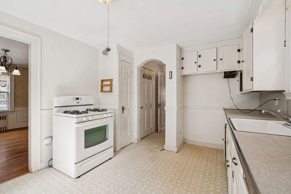 160 Cedar Avenue Arlington, MA 02476 - Photo 7 of 29