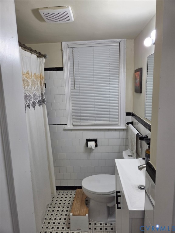 5813 Fitzhugh Avenue Richmond, VA 23226 - Photo 8 of 20 a bathroom with a sink toilet and shower