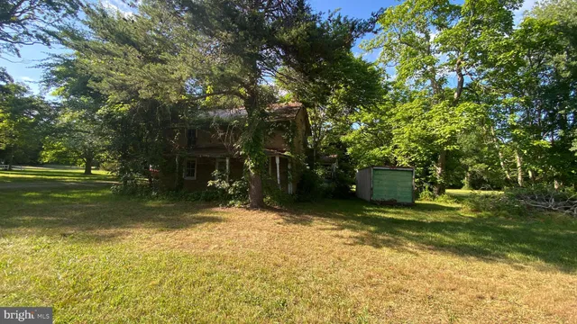 a view of a yard with a house