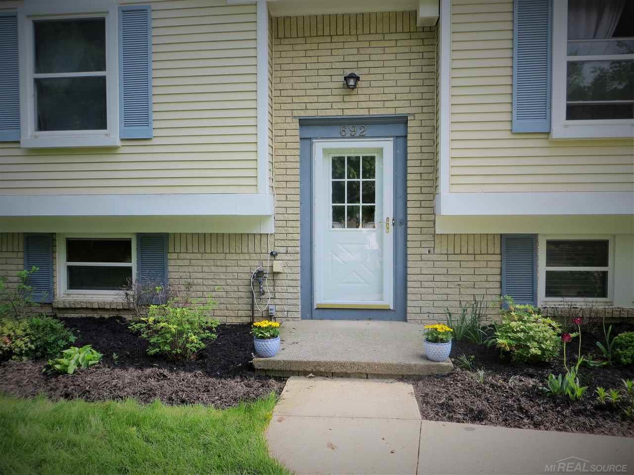 692 Bolinger Street Rochester Hills, MI 48307 - Photo 3 of 29