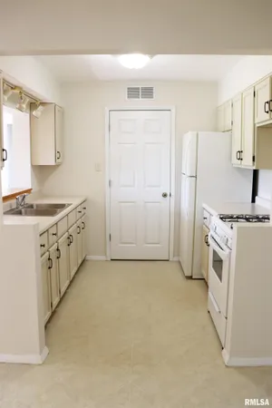 $169,900 | 204 Grant Road, Marquette Heights, IL 61554