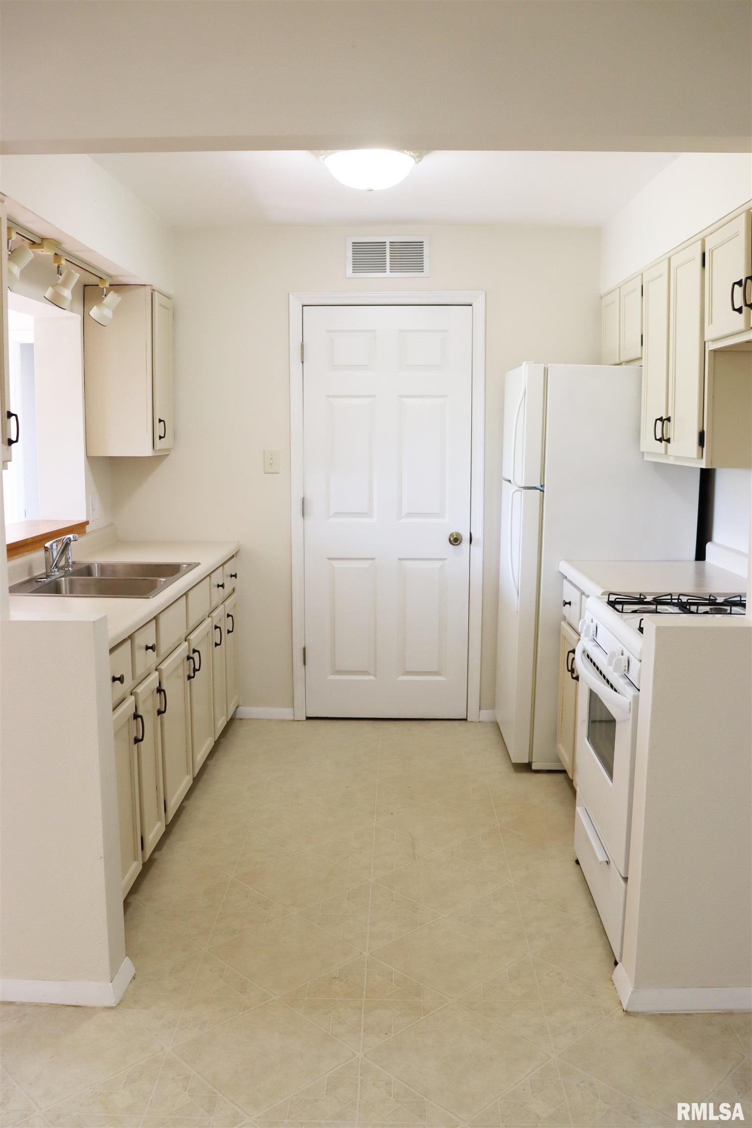 204 Grant Road Marquette Heights, IL 61554 - Photo 4 of 38