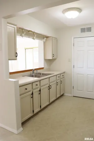 $169,900 | 204 Grant Road, Marquette Heights, IL 61554