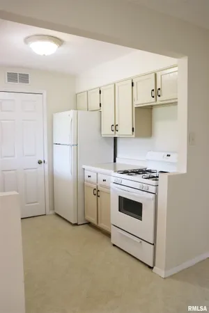$169,900 | 204 Grant Road, Marquette Heights, IL 61554