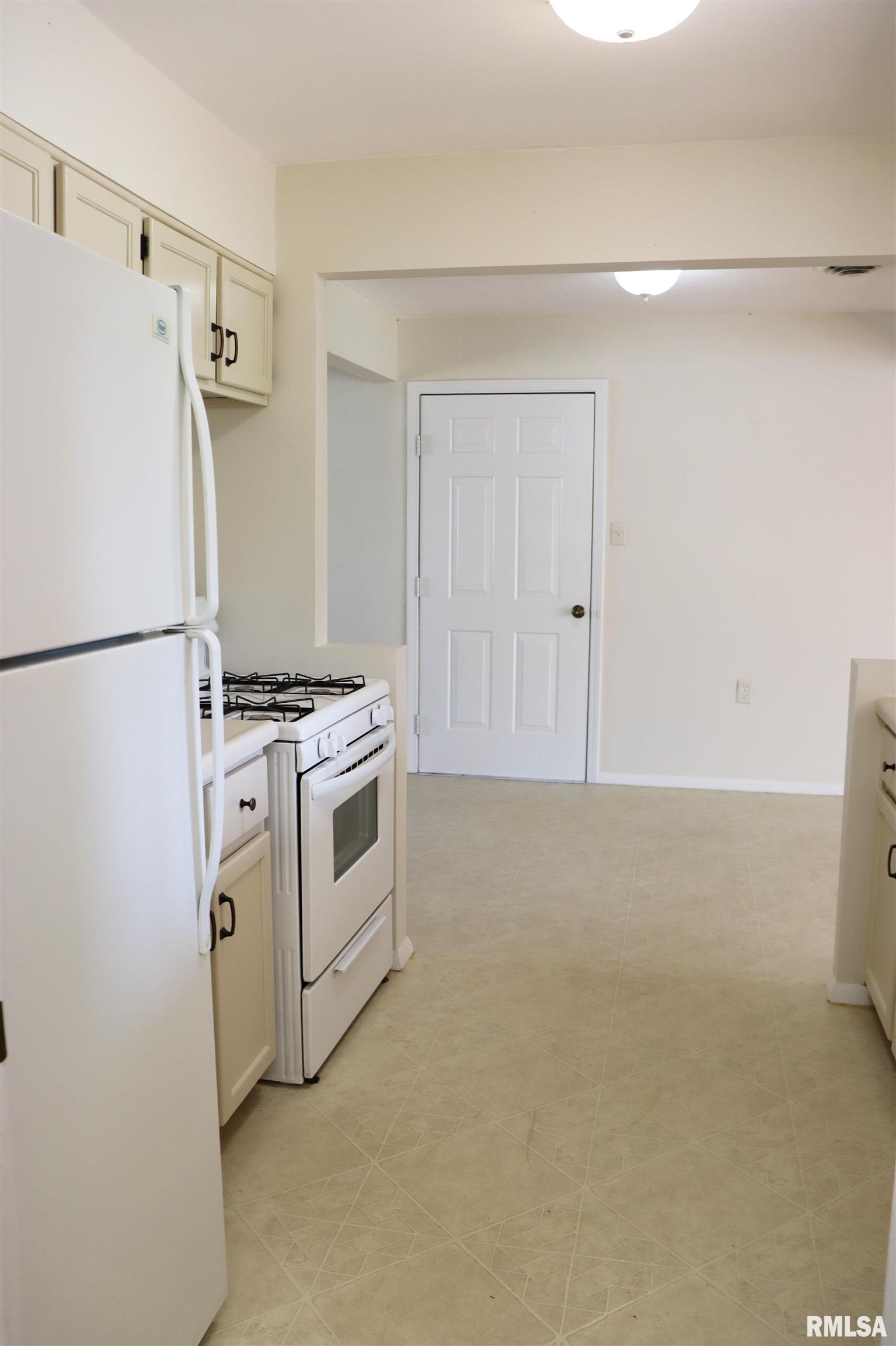 204 Grant Road Marquette Heights, IL 61554 - Photo 7 of 38