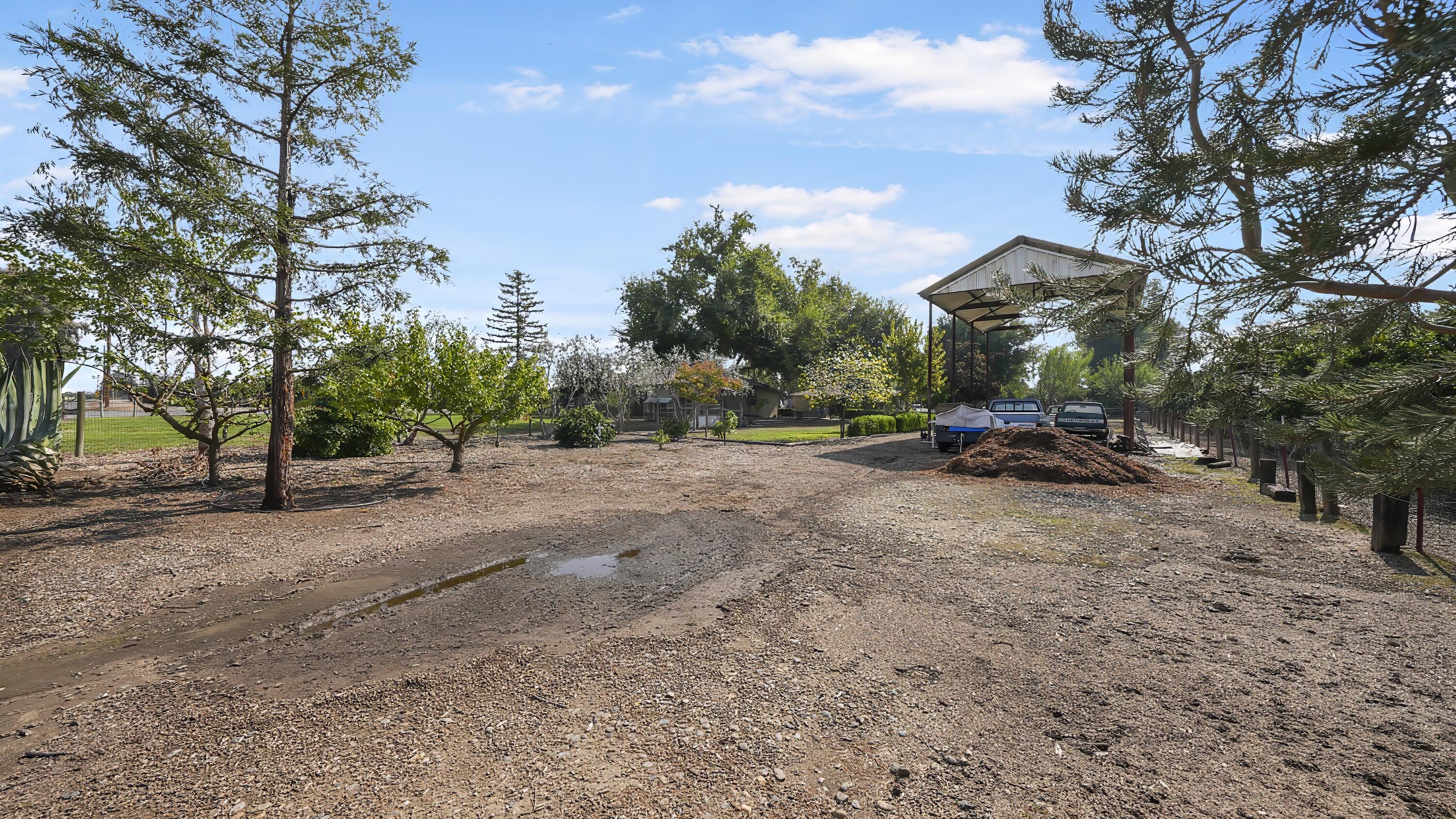 651 South Cornucopia Road Exeter, CA 93221 - Photo 4 of 42 35