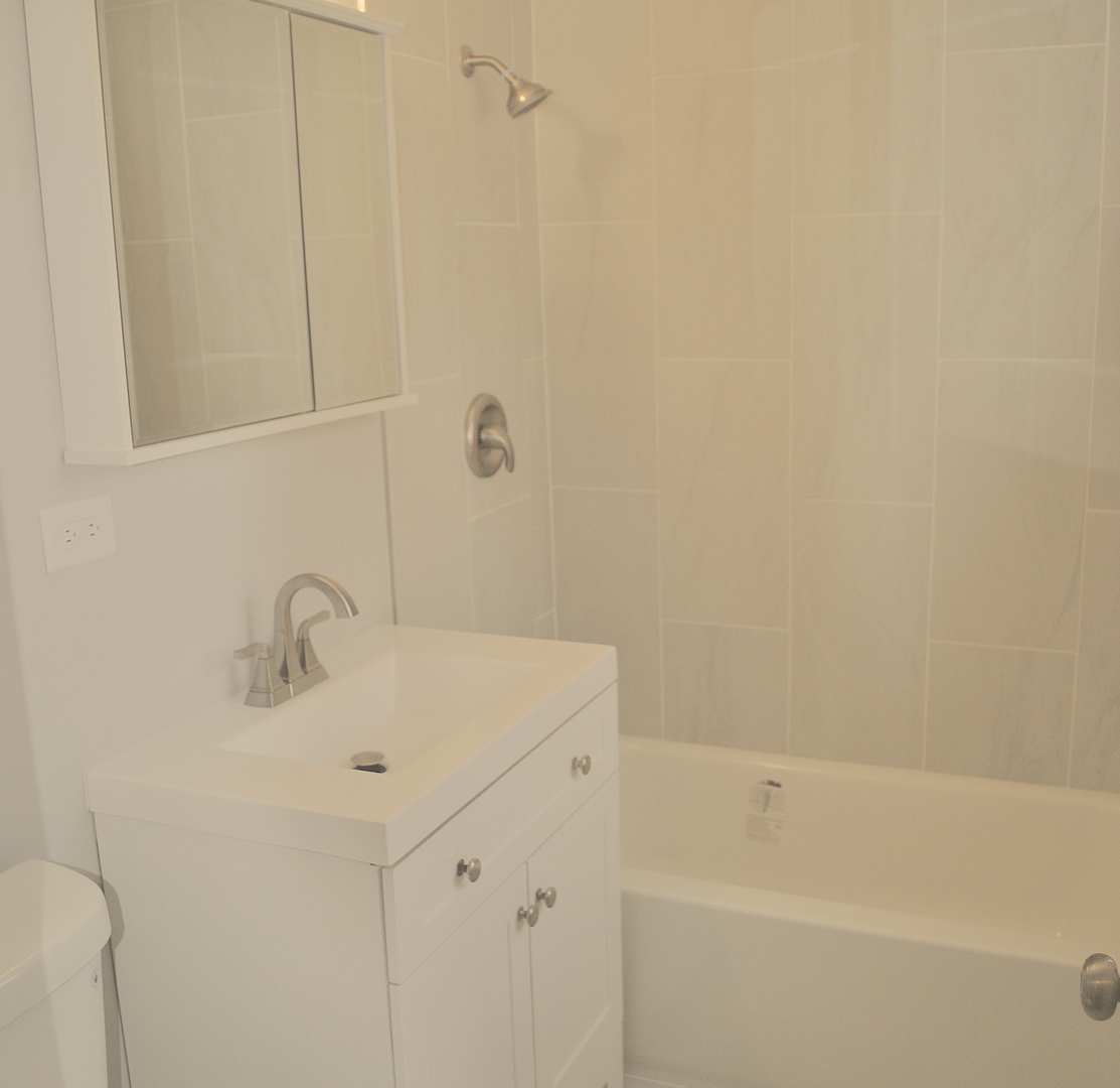 10052 South Green Street Chicago, IL 60643 - Photo 17 of 22 a bathroom with a sink and a bathtub