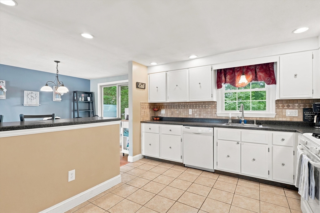 52 Oak Ridge Circle Lynn, MA 01904 - Photo 13 of 42