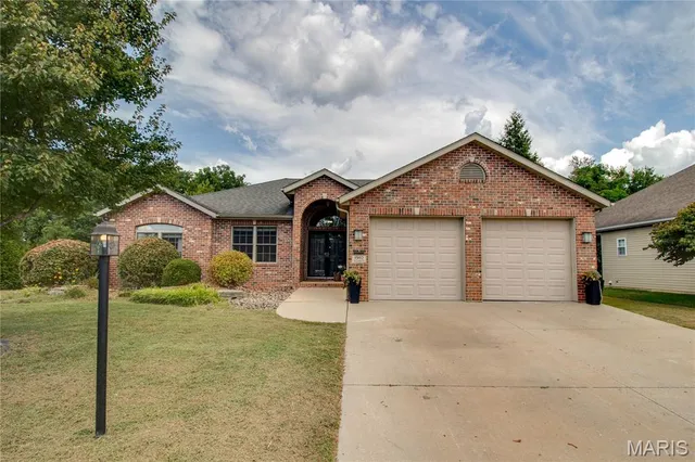 $400,000 | 1502 Autumn Street, Godfrey, IL 62035