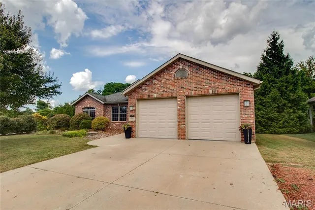 $400,000 | 1502 Autumn Street, Godfrey, IL 62035