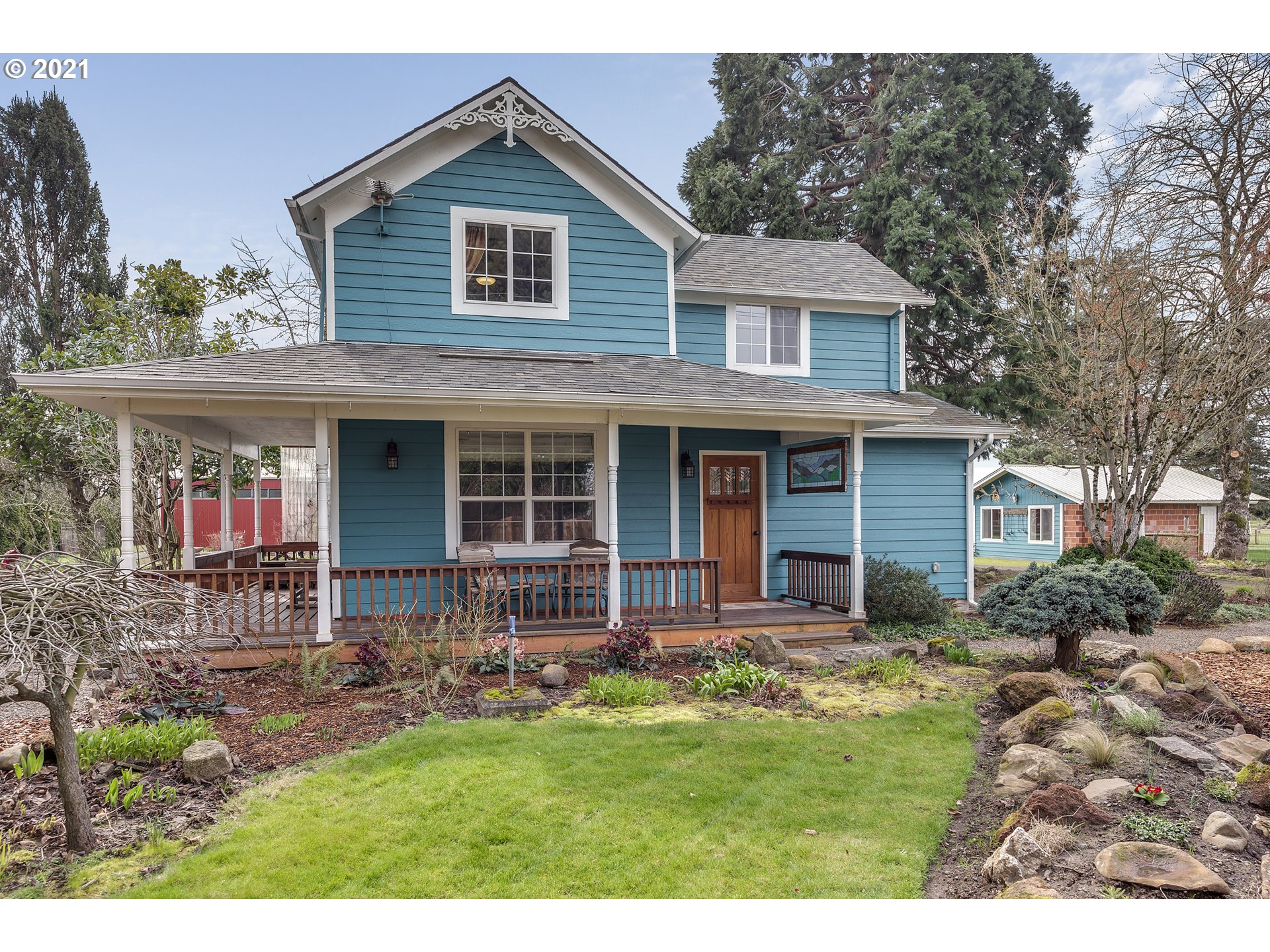 7150 South Barnards Road Canby, OR 97013 - Photo 1 of 32 a front view of a house with garden