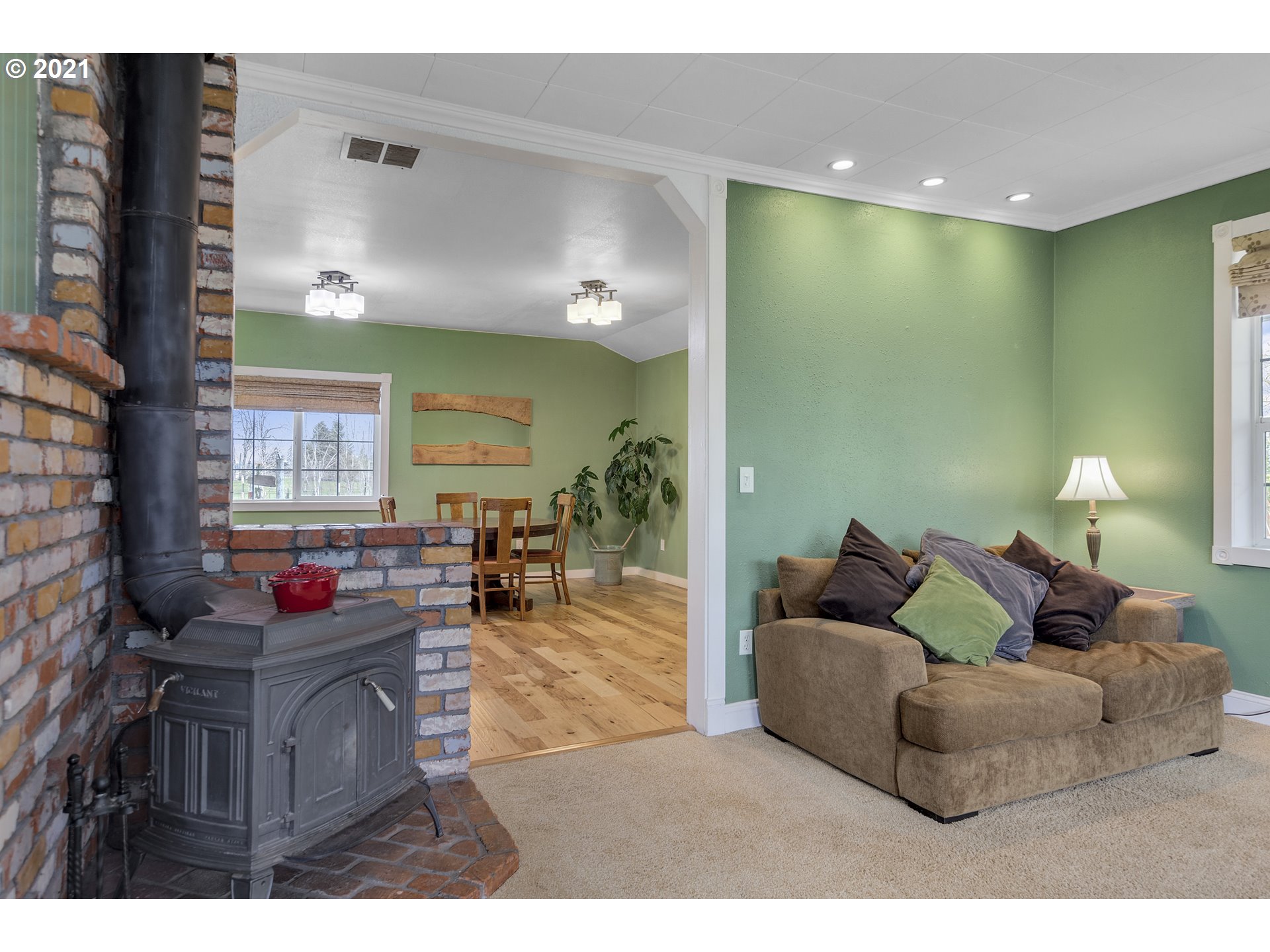 7150 South Barnards Road Canby, OR 97013 - Photo 5 of 32 a living room with furniture and wooden floor
