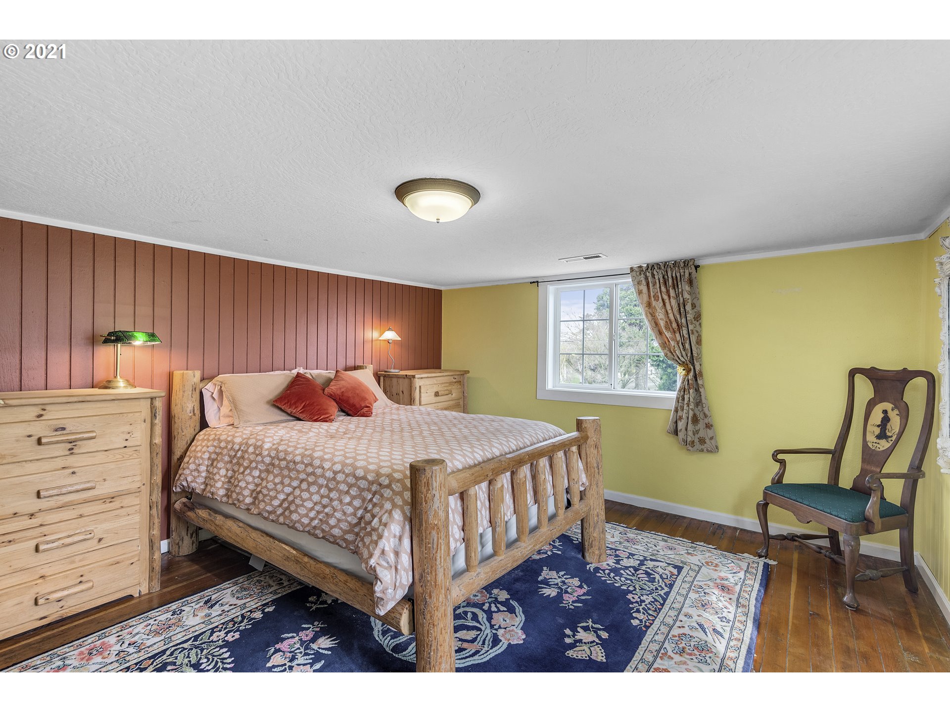 7150 South Barnards Road Canby, OR 97013 - Photo 9 of 32 a bedroom with a bed a table and chair