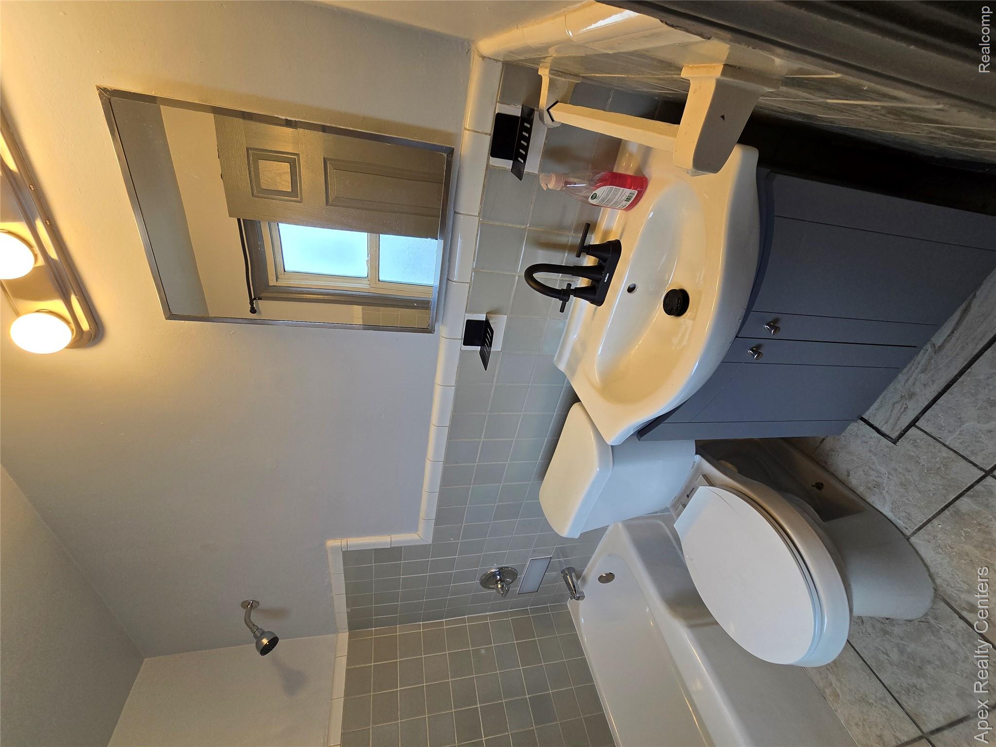 7671-7675 Evergreen Road Detroit, MI 48228 - Photo 39 of 84 7671 Evergreen. Full bathroom on second floor.