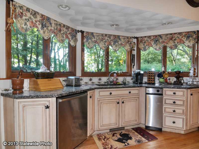 10 Lennon Road Lincoln, RI 02865 - Photo 5 of 20 Kitchen.