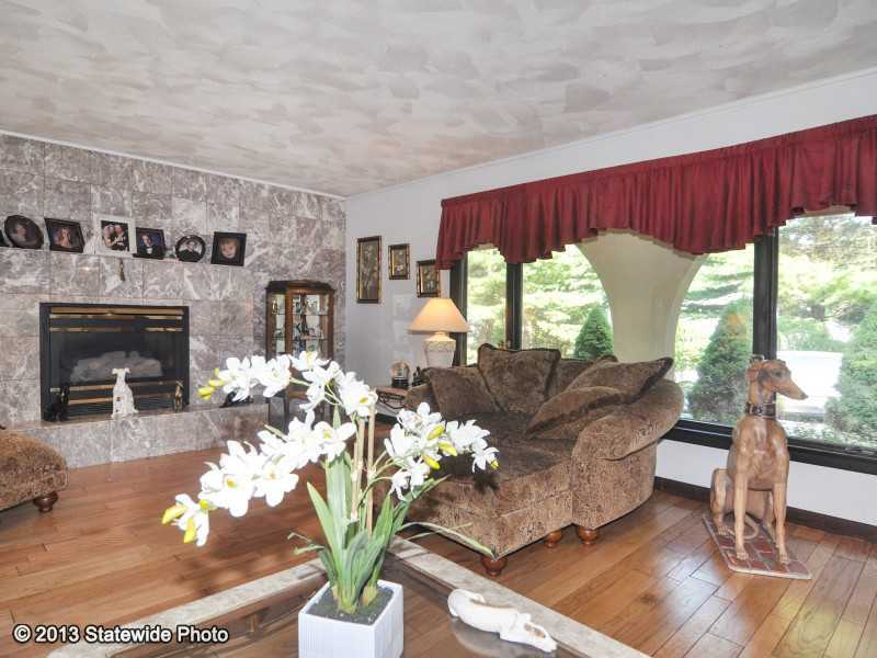 10 Lennon Road Lincoln, RI 02865 - Photo 8 of 20 Living Room.