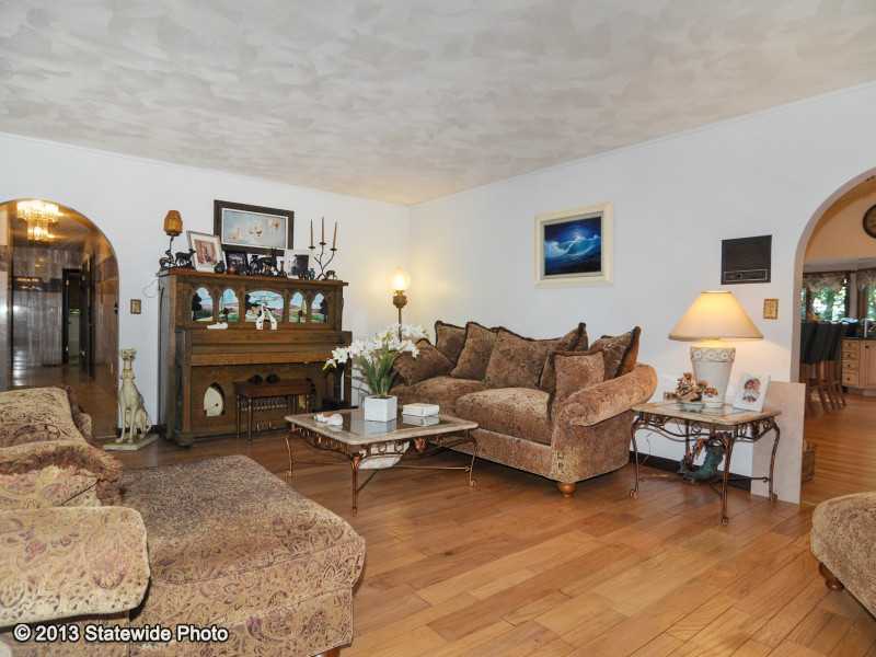 10 Lennon Road Lincoln, RI 02865 - Photo 10 of 20 Living Room.