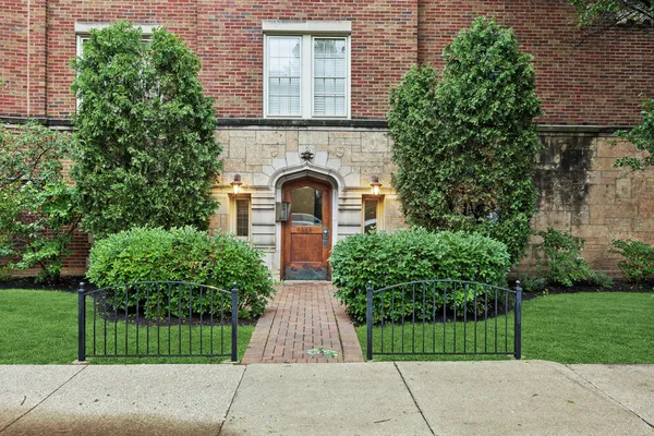 $375,000 | 344 South Maple Avenue, Unit 2B, Oak Park, IL 60302