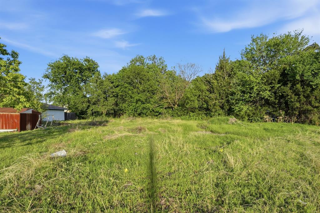2514 Chiesa Road Rowlett, TX 75088 - Photo 7 of 19 a view of a yard with a house in the background
