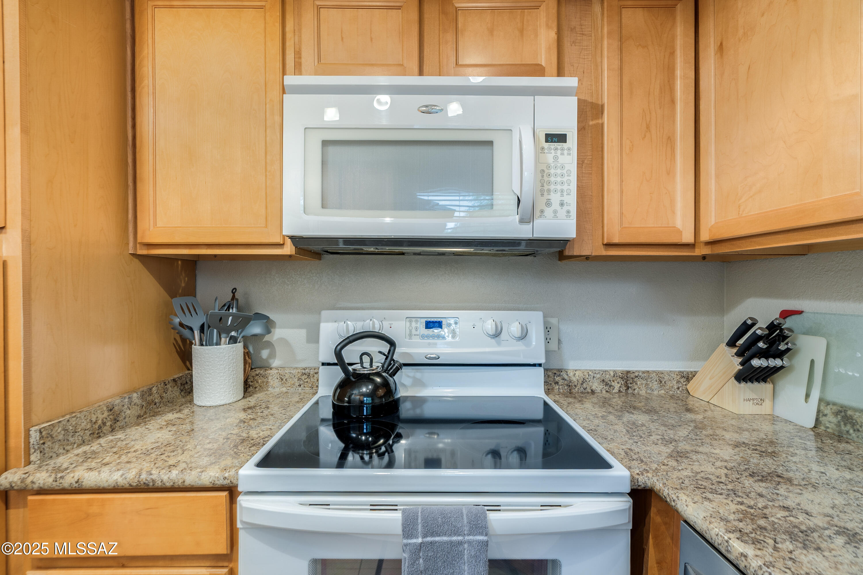 5855 North Kolb Road, Unit 1102 Tucson, AZ 85750 - Photo 12 of 26 Electric oven/range & microwave!