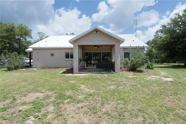 a view of a house with backyard and garden