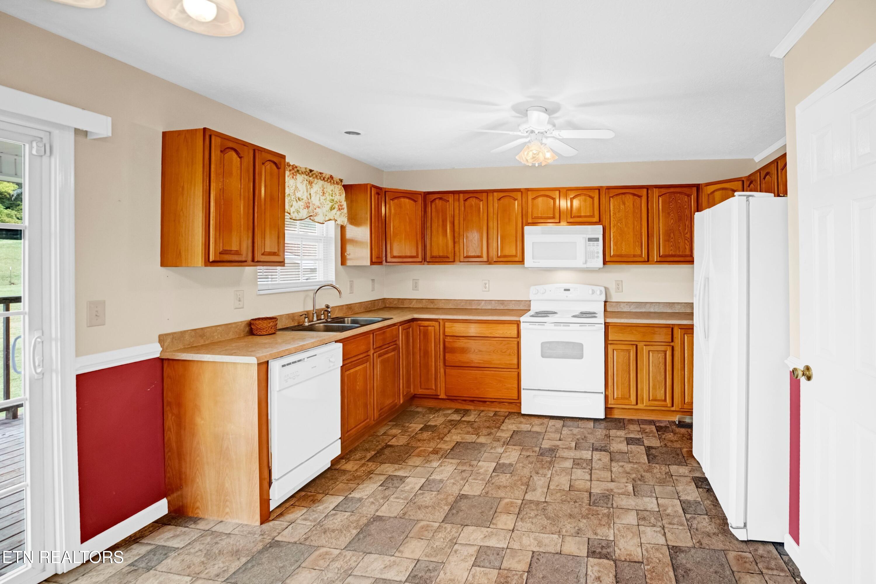 2008 Bessie Slaton Road Dandridge, TN 37725 - Photo 10 of 51 SPACIOUS KITCHEN