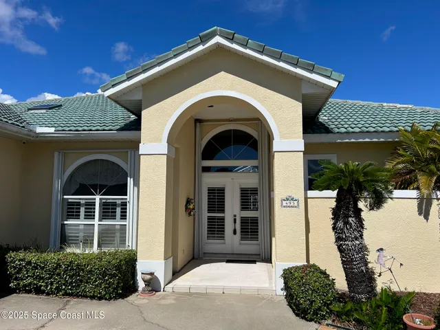 a view of an entryway with furniture