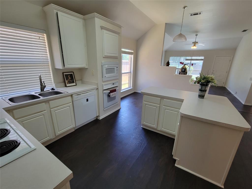 2913 Rush Creek Road McKinney, TX 75072 - Photo 4 of 32 Kitchen with ceiling fan, white appliances, sink, vaulted ceiling, and dark wood-style floors