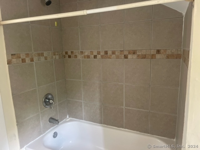 24 Arthur Street New Haven, CT 06519 - Photo 4 of 14 a bathroom with a bathtub