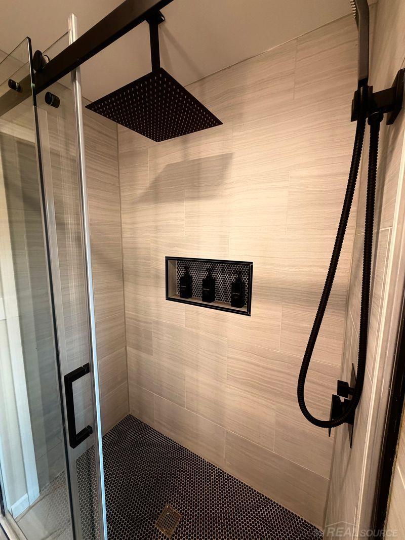 540 South Elba Road Lapeer, MI 48446 - Photo 11 of 28 1st floor bath shower