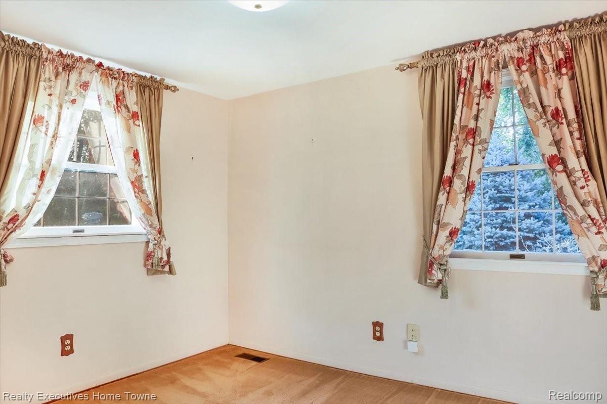 156 Aintree Road Rochester, MI 48306 - Photo 34 of 36 15-156 Aintree Rd-15.jpg