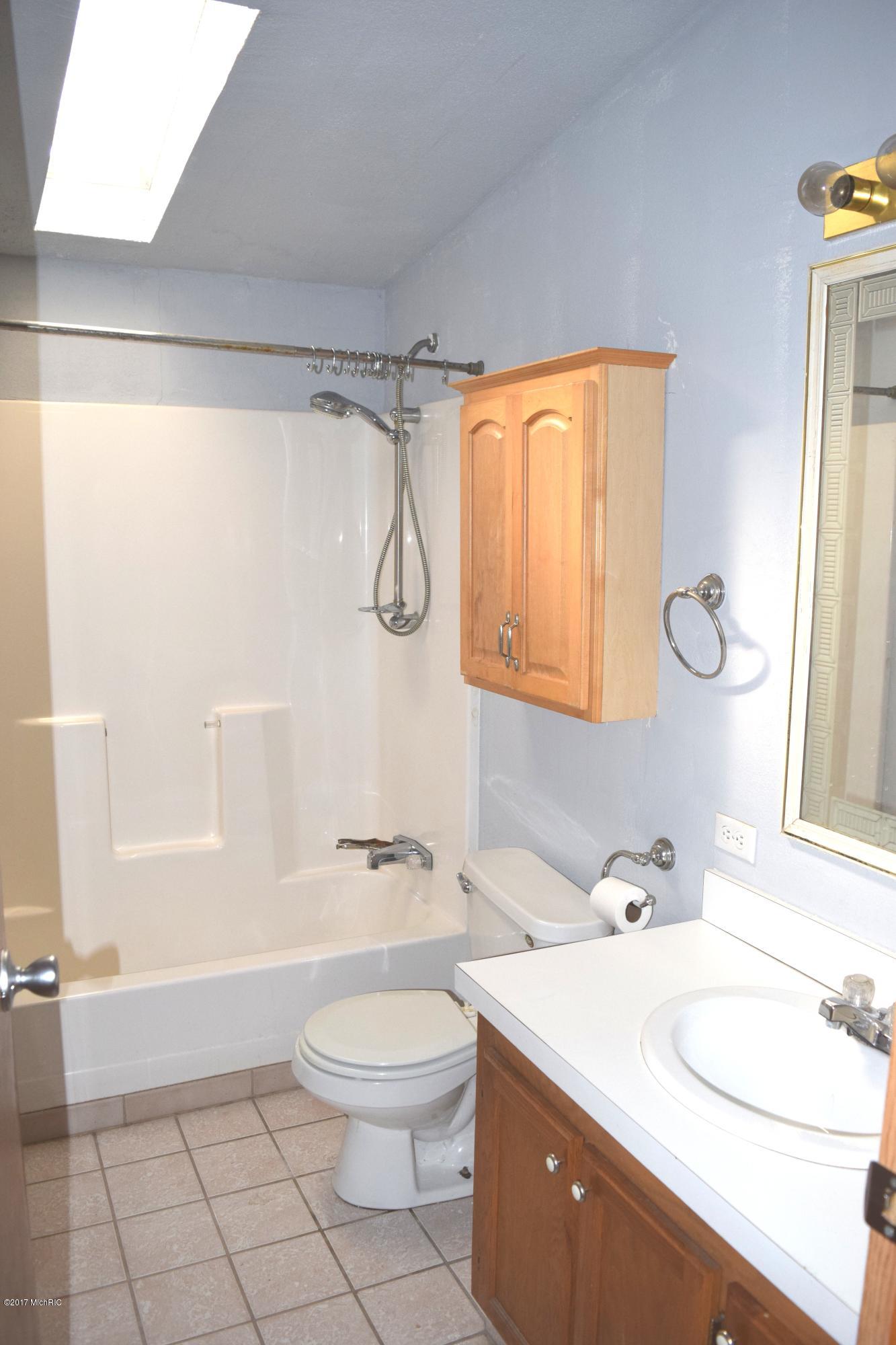1116 South Maple Island Road Muskegon, MI 49442 - Photo 20 of 23 bath