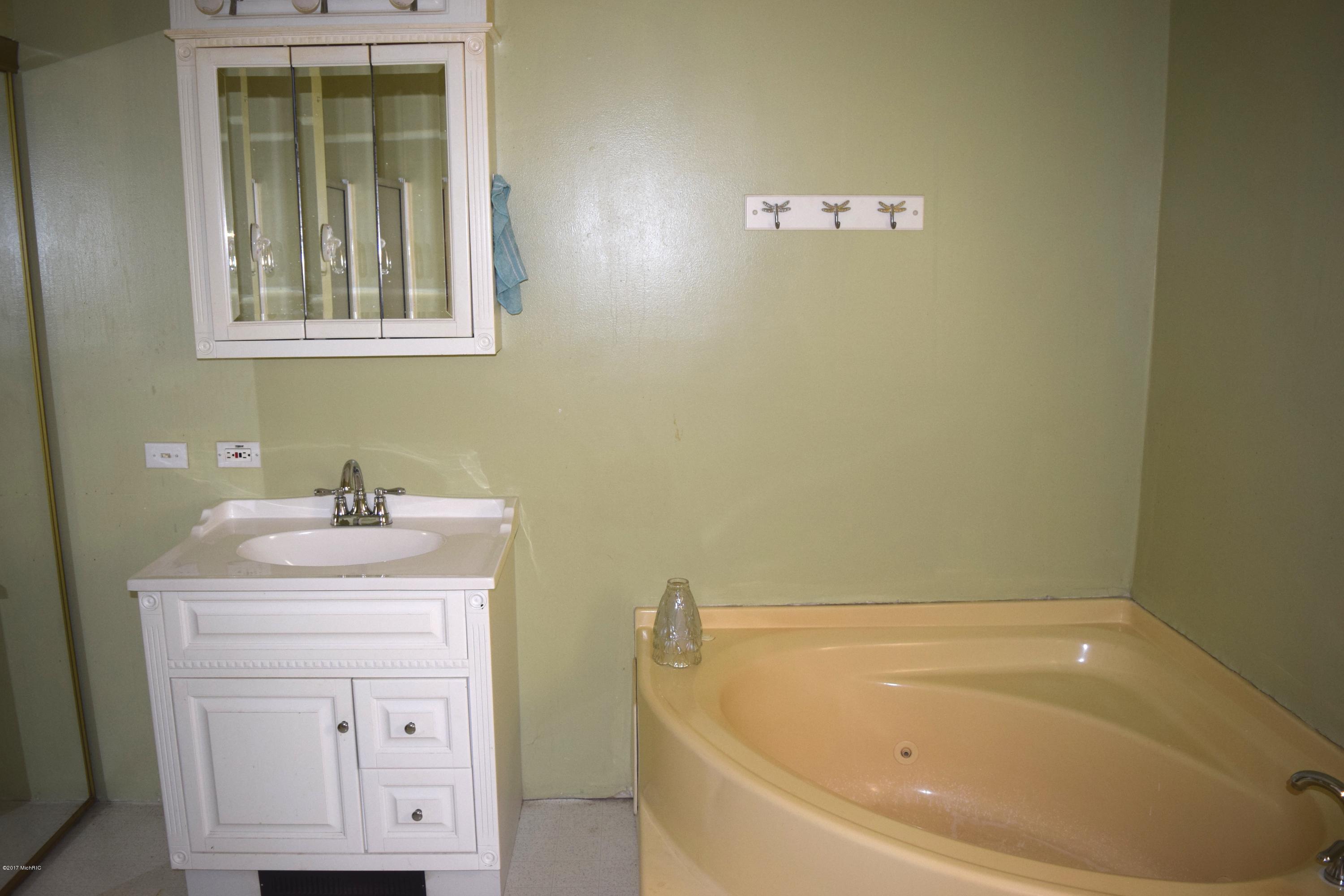 1116 South Maple Island Road Muskegon, MI 49442 - Photo 21 of 23 master bath 1