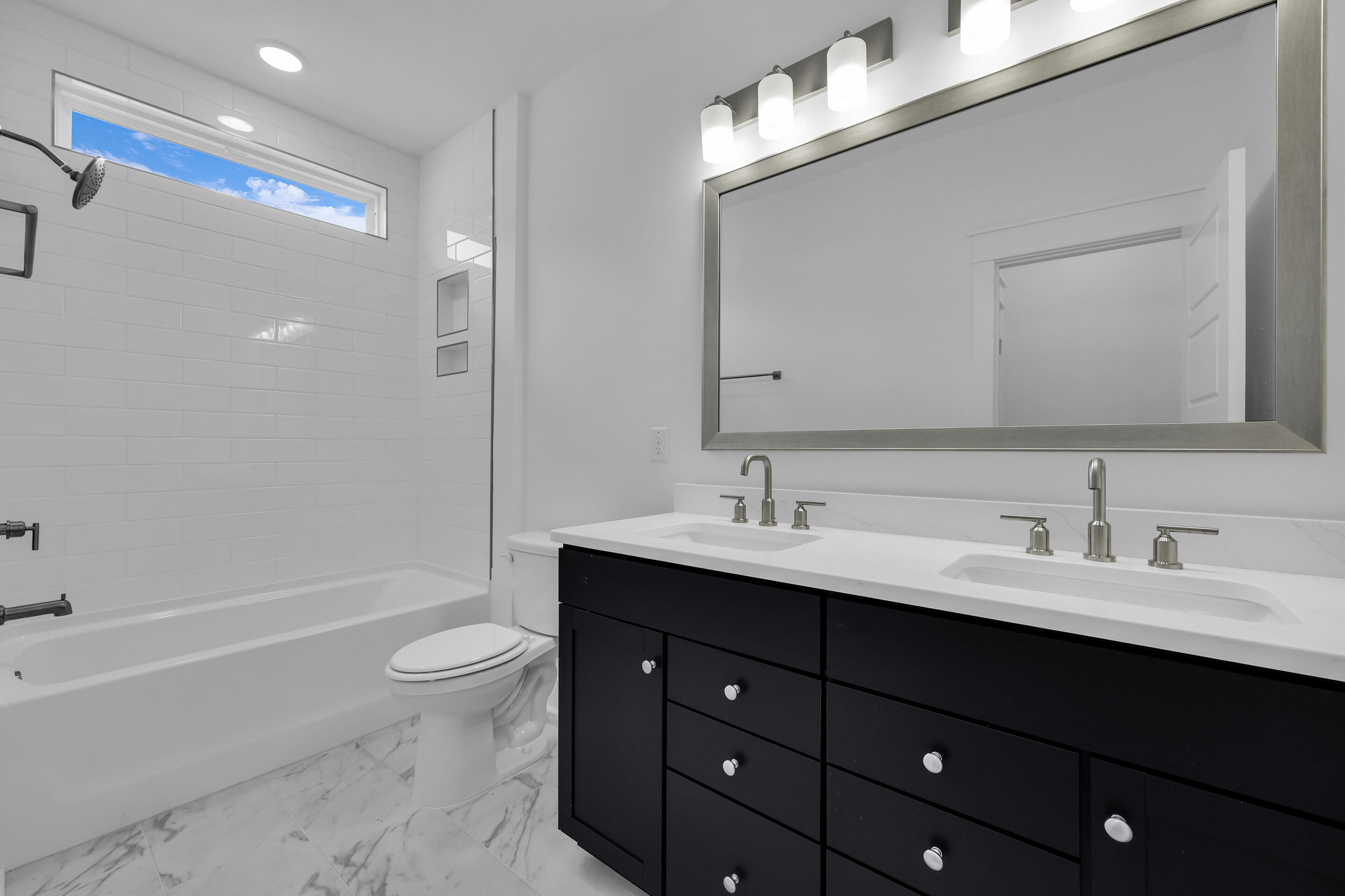 2284 Minifarm Way, Unit 528 Mount Pleasant, SC 29466 - Photo 23 of 59 hall bath