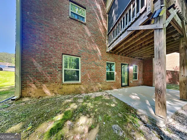 a picture of a wall with a white and white photo