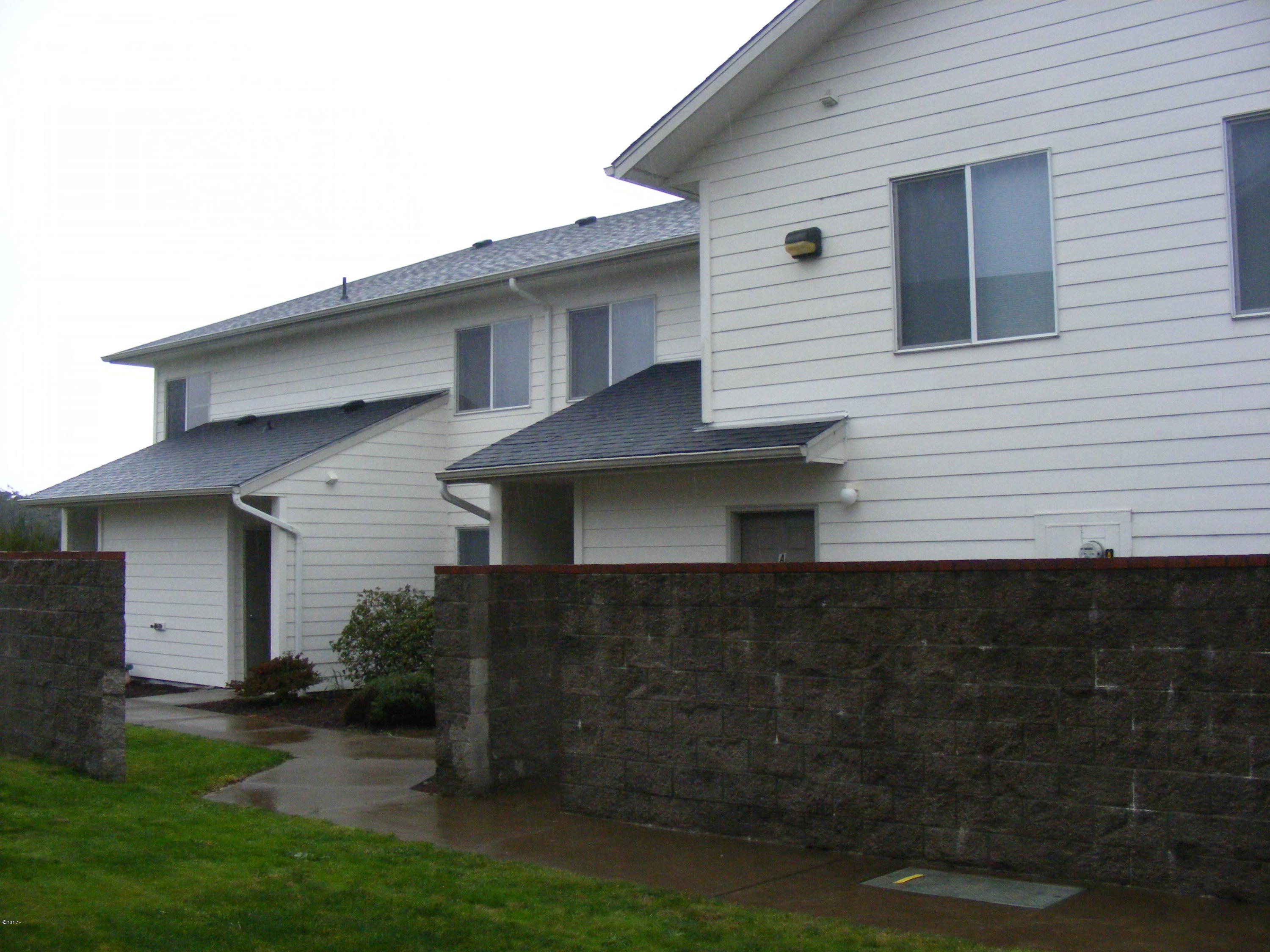 225 Southwest 30th Street Newport, OR 97366 - Photo 4 of 23 Courtyard