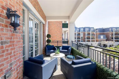 $4,585,000 | 2000 Royal Court, Unit 2103/2105, North Hills, NY 11040