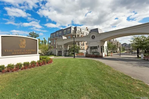 $4,585,000 | 2000 Royal Court, Unit 2103/2105, North Hills, NY 11040