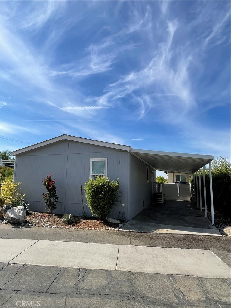 1134 Villa Calimesa Lane, Unit 86 Calimesa, CA 92320 - Photo 3 of 9 a view of a potted plants in middle of the house
