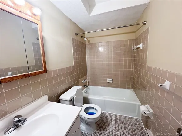 $2,350 | 185 Melba Street, Unit 201, Milford, CT 06460