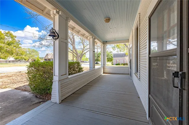 a view of a livingroom with hardwood floor and a ceiling fan
