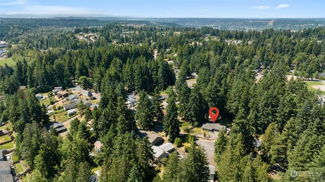 a view of a house with backyard