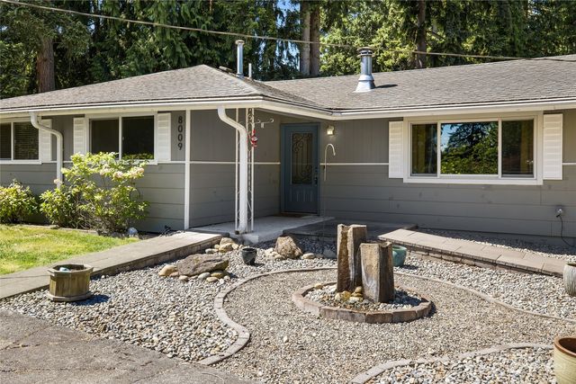 a view of a house with backyard