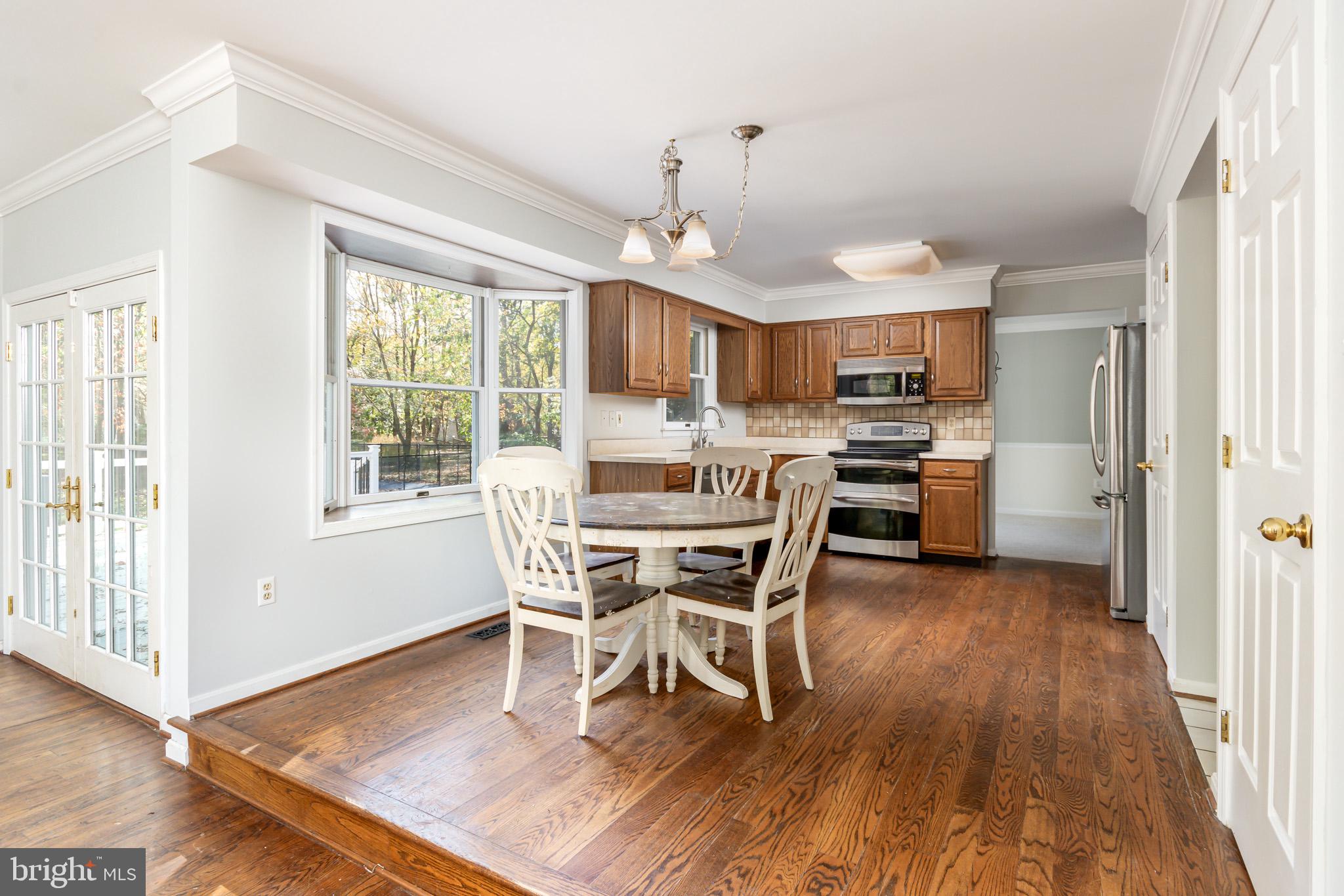 1346 Old Water Oak Point Road Pasadena, MD 21122 - Photo 11 of 33 Eat in kitchen