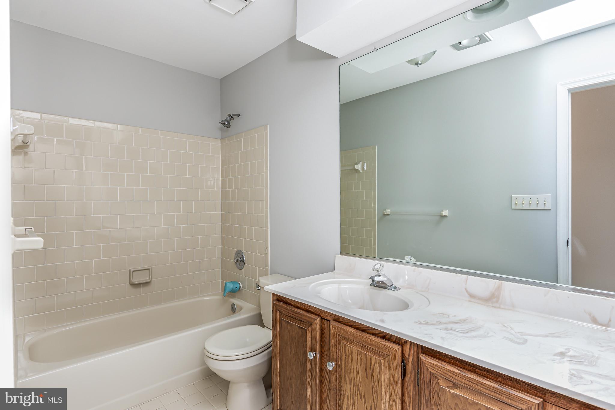1346 Old Water Oak Point Road Pasadena, MD 21122 - Photo 22 of 33 Full Hall bath