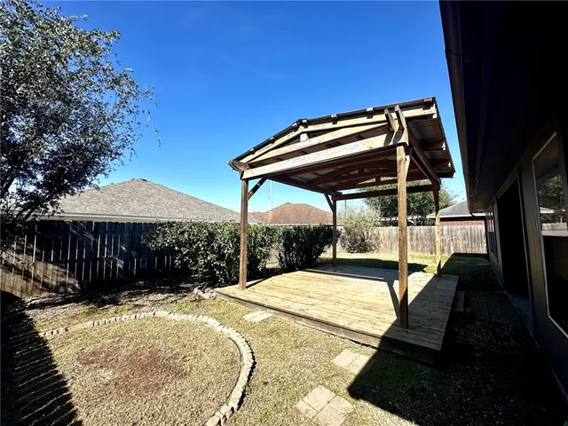 a view of a backyard